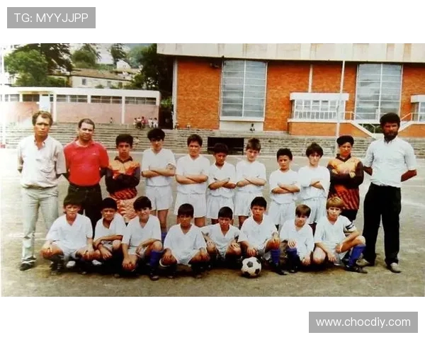 探寻当代足球运动员成长路径与职业发展关键影响因素深度新全解析